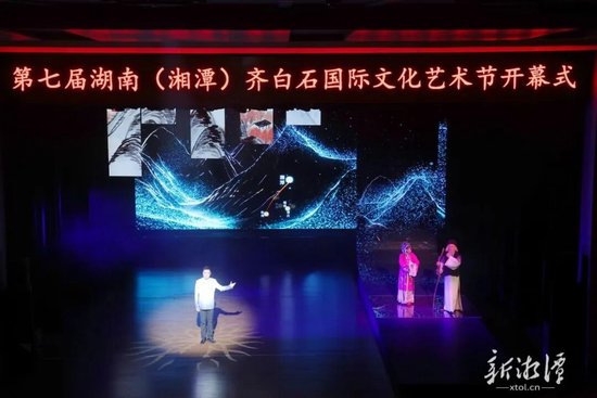 在开幕式上，一场沉浸式的Citywalk——《寻迹白石，墨韵莲城》浓情演绎。（全媒体记者 李新辉 摄）