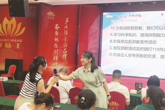 邵阳市“守护家庭 共拒邪教”紫薇花反邪教宣讲走进邵阳口味王槟榔厂。 艾哲 摄