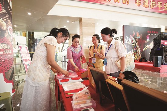非遗项目——新邵剪纸积极参与到反邪教宣传中来。