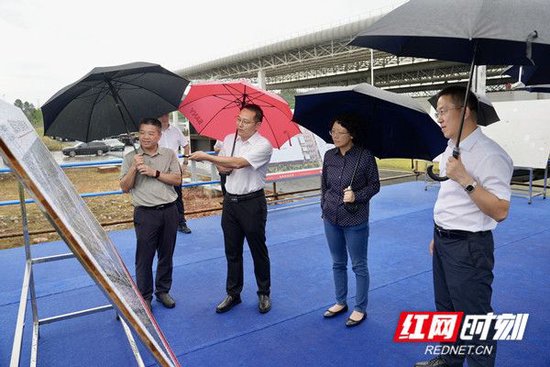 7月21日，邵阳市委书记程蓓率队在邵阳经开区调研新能源专用车产业链建设情况。
