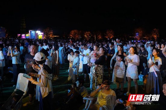 活动现场吸引了众多游客和市民聚集
