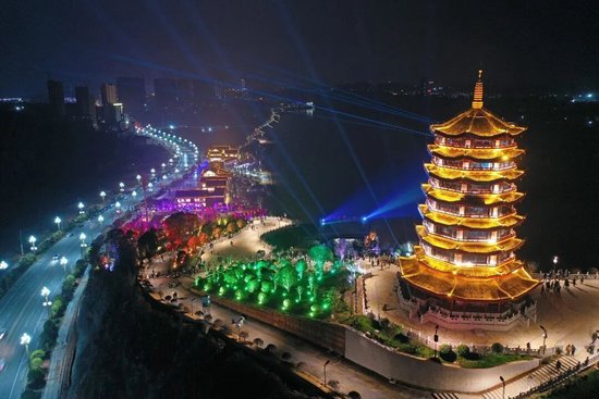资江码头流光溢彩。图/李健&nbsp;