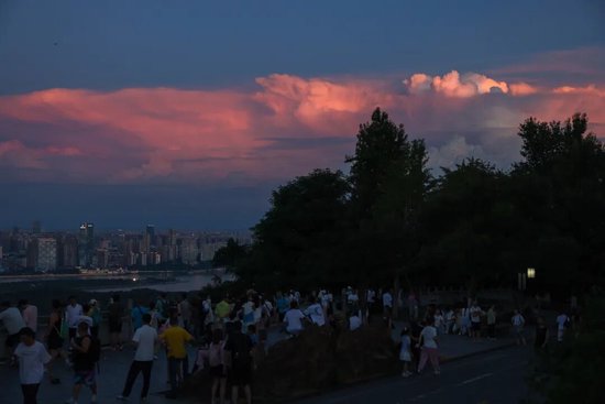 岳麓山巅，火烧云铺满天际。图/江毅