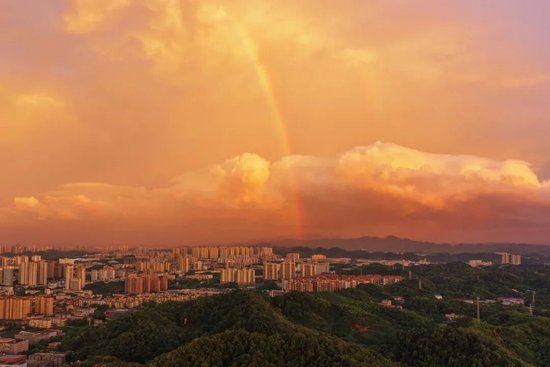 益阳市城区，雨后天空呈现双重浪漫。图/黄云