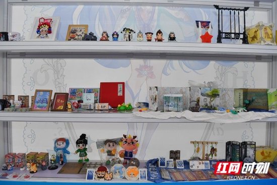 展览展出的动漫衍生品。