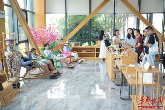 媒体团在科研展示厅参观。湖南日报全媒体记者李健 摄