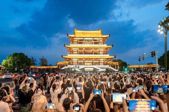 杜甫江阁成为外地游客来长沙的必“打卡点”。图/辜鹏博