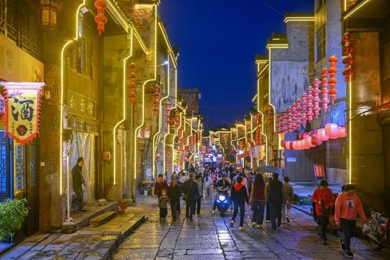 新化县古城向东街。图/郭立亮