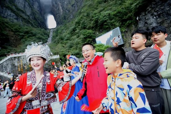 今年国庆假期，张家界天门山推出“入天门 见东方”非遗奇妙游主题活动。图/吴光明