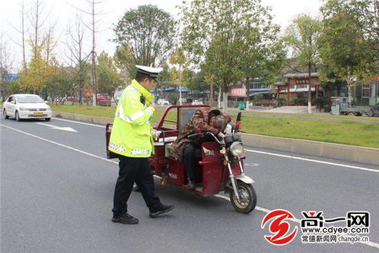 常德七旬老人昏睡路中间 交警自掏腰包热心救