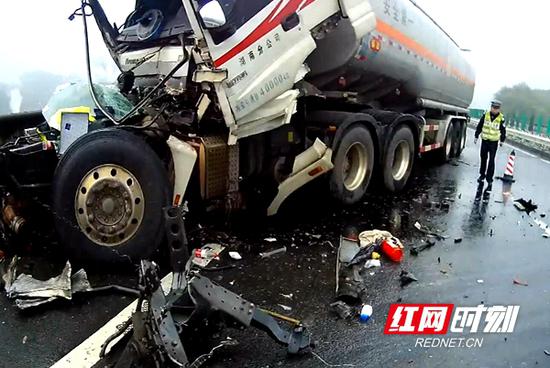 油罐车高速追尾大货车,车损严重。