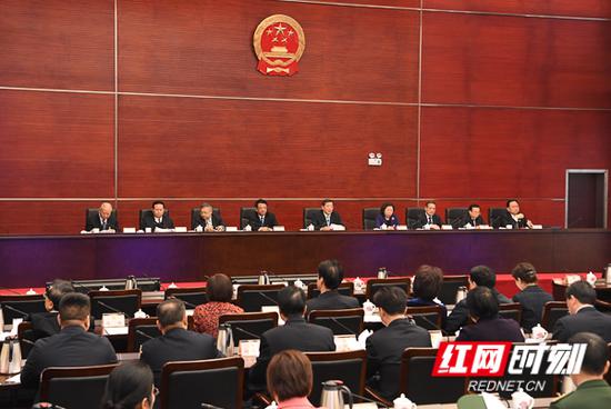 1月25日下午，湖南省十三届人大二次会议主席团举行第一次会议。