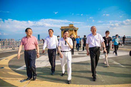 (前排从左至右分别是驻马店市长朱是西、驻马店副市长贾迎战、万家丽集团董事长黄志明、全国人大代表张全收)