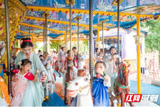 长沙方特东方神画推出“花样女神节”系列活动，参与“女神的新衣”免费国潮华服换装，花式玩穿越。