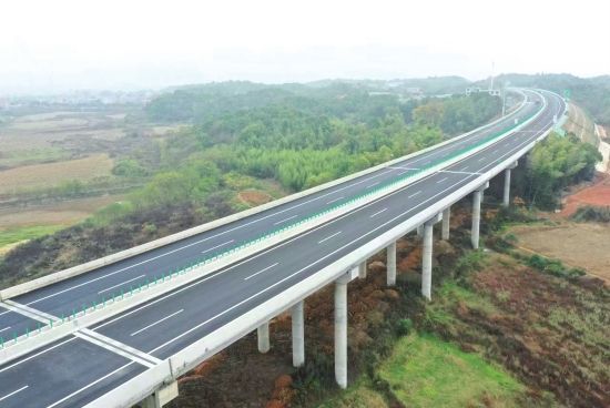 宁韶高速公路目前已全部完成建设，正在做通车前的最后清理扫尾工作，计划于11月28日正式通车。图/宁乡市融媒体中心