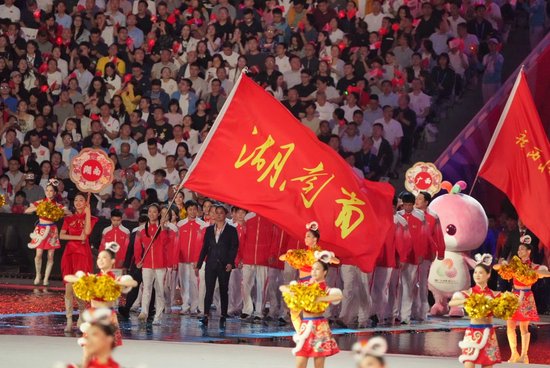 开幕式上，湖南省代表团入场。