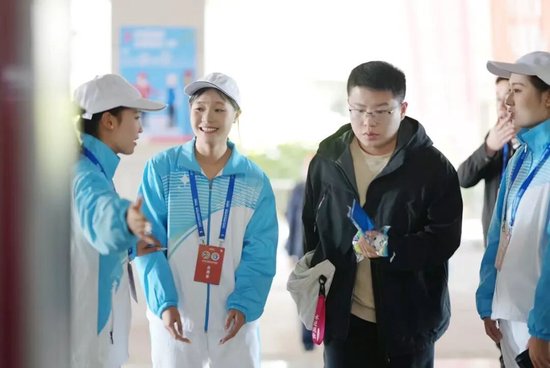 （志愿服务为湘超增添了温暖的底色 申兴刚摄）