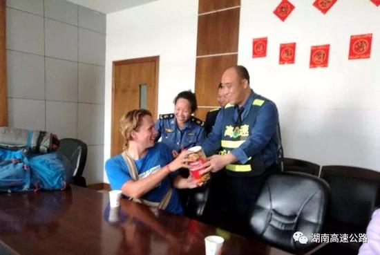海归老人、外国驴友遇囧途 长沙收费员热心相