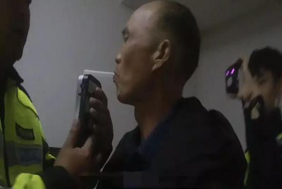 民警在对张某进行酒精测试。尚一网通讯员 严定群 摄