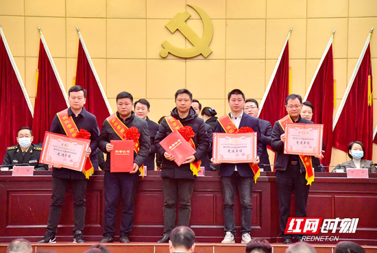 ▲ 湘阴首届企业家大会暨优化营商环境“品牌提升年”动员会表彰企业家。