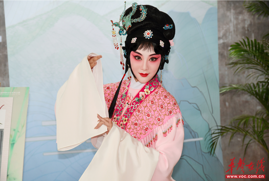 (曹威治在第七届湘鄂赣皖非物质文化遗产联展现场上的扮相。 记者 邹伟瑜 摄)