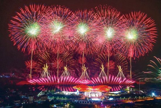 周末焰火秀持续出圈，成为幸福浏阳的生动样本。