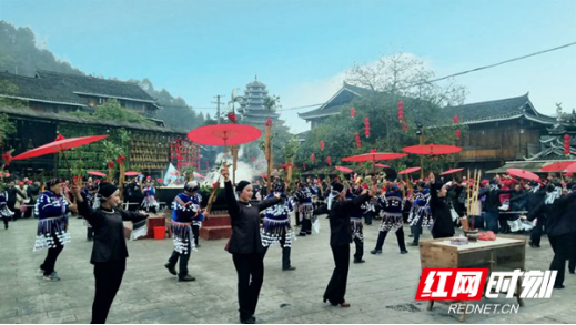 1月1日,素有“歌的天堂,舞的海洋,酒的故乡”之称的通道皇都侗文化推出缤纷民俗活动,邀您体验原汁原味的侗族风情。