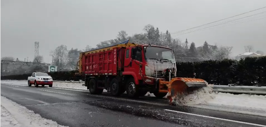 湖南高速集团常德分公司沅陵管理所对辖区高速路面积雪进行铲雪作业。