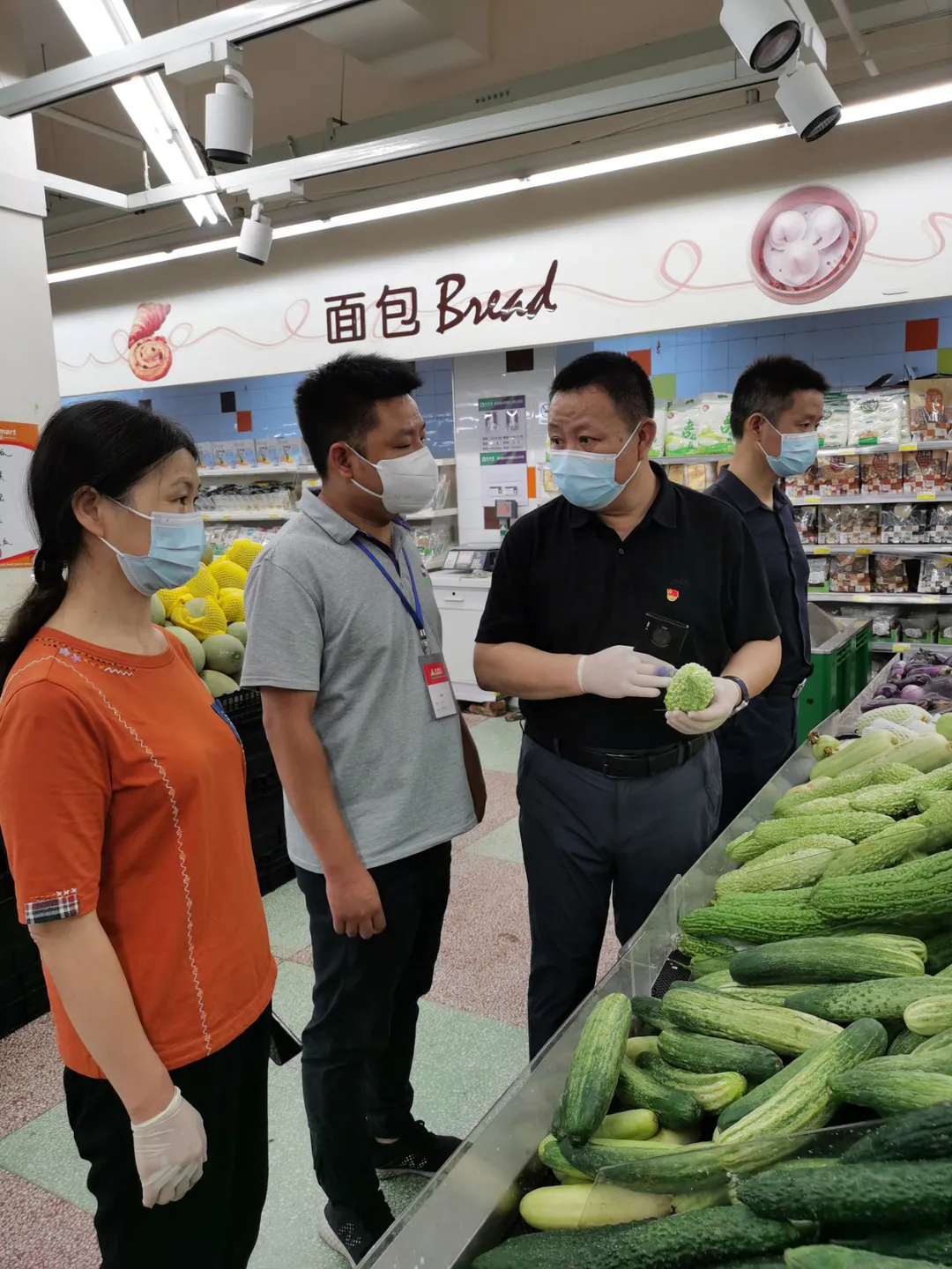 驻市商粮局纪检监察组在超市督查物资供应及价格情况
