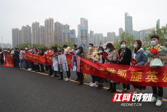 4月1日,长沙,前来迎接他们的家属,早早就在这里等待他们的到来。