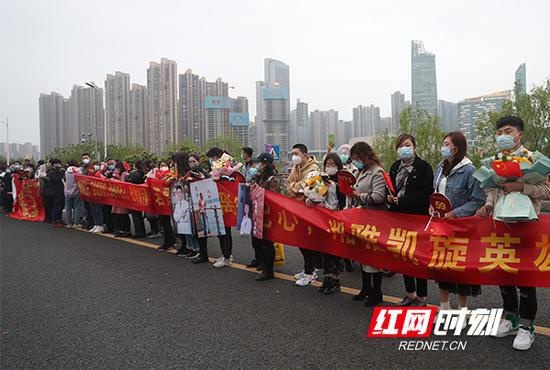  4月1日，长沙，前来迎接他们的家属，早早就在这里等待他们的到来。