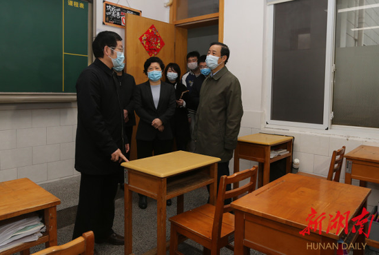 4月2日上午,省委副书记、省长许达哲来到长沙市第一中学检查复学准备工作。
