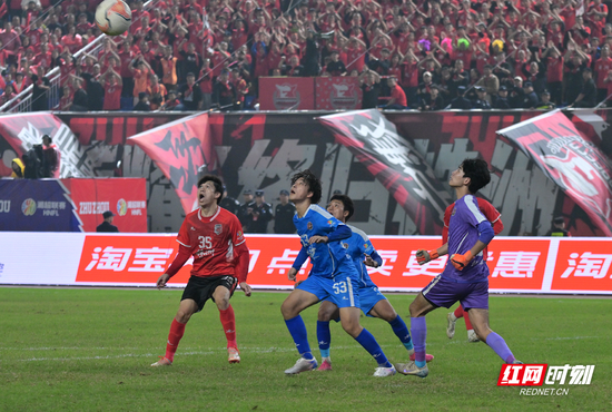 双方球员在中场展开积极拼抢。