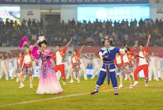 （《俏花鼓》惊艳亮相 申兴刚摄）