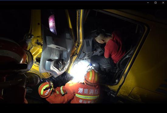 邵阳一货车雨天凌晨追尾驾驶员被卡 消防员20分钟成功救援