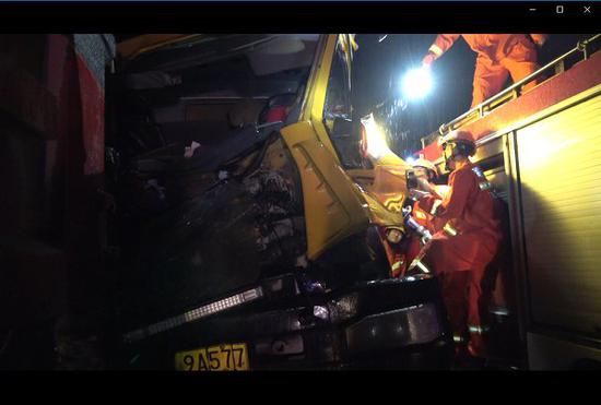 邵阳一货车雨天凌晨追尾驾驶员被卡 消防员20分钟成功救援