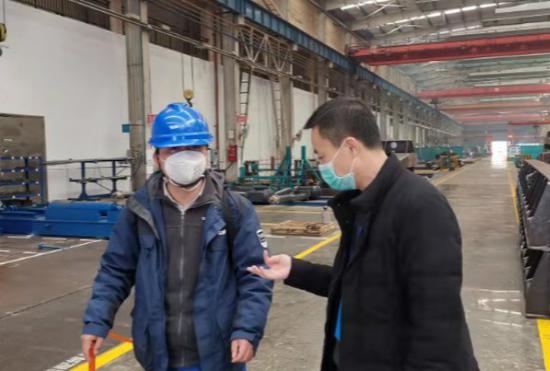 (2月14日,驻企联络员湖南省审计厅付海兵(右一)在山河智能装备股份有限公司联络工作。通讯员 摄)