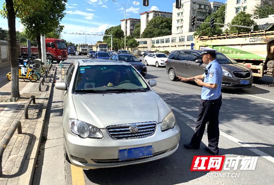  交警查处套牌车辆。