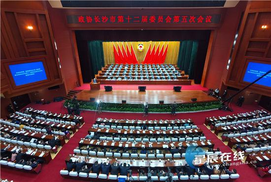 （刚刚，政协长沙市第十二届委员会第五次会议在长沙人民会堂闭幕。星辰全媒体记者 张奇涛 摄）