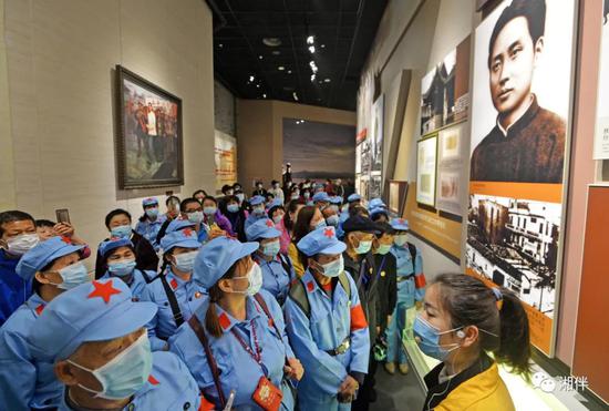 (2021年4月15日,众多游客在韶山毛泽东同志纪念馆参观。湖南日报•新湖南客户端记者 李健 摄)