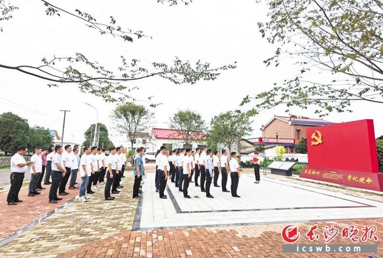望城区大力实施党员“闪亮工程”,推动各领域党员平常时候看得出来、关键时候站得出来、危急关头豁得出来。望城乔口镇政府供图