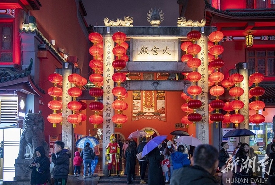 2月3日晚,长沙市天心区火宫殿人头攒动,热闹非凡。春节假期已过,长沙岳麓山、橘子洲、五一商圈等景区依然游人如织。很多游客避开春节假期旅游热潮,错峰出行游玩,“网红长沙”热度不减。湖南日报全媒体记者 辜鹏博 摄