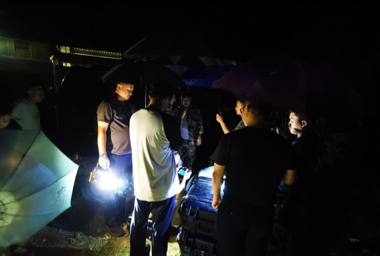 天降暴雨,队员克服困难天气开展搜寻
