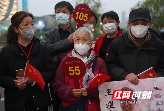 4月1日，前来迎接他们的家属，早早就在这里等待他们的到来。