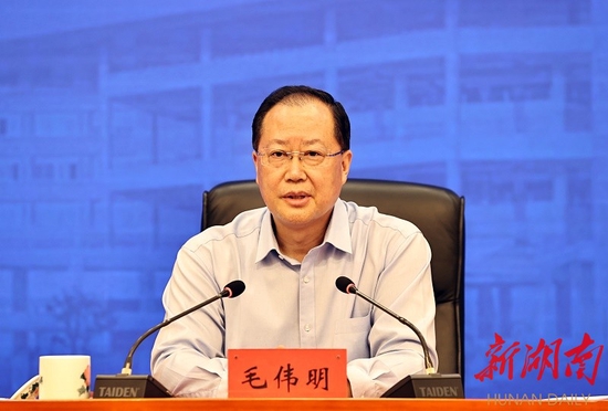 (4月26日下午,全省优化营商环境推进会在长沙召开,省委副书记、省长毛伟明出席并讲话。)