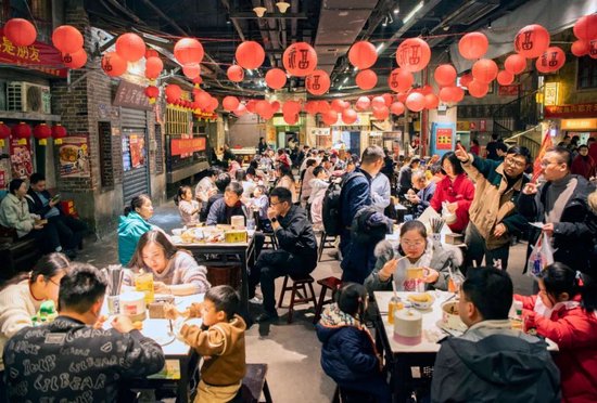 市民、游客在长沙文和友品尝美食。湖南日报全媒体记者 李健 摄
