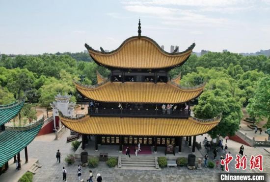 游人参观岳阳楼(杨华峰 摄)