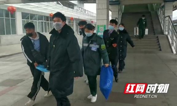 旅客突发急病,不明原因吐血,在怀化站下车送医诊治。