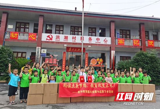 爱心教育培训学校为孩子们带来1500余本书籍。