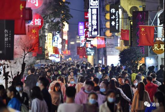 10月8日晚，尽管临近长假结束，长沙市太平老街仍然游人如织。长假期间，长沙五一商圈客流量同比增长40%。湖南日报记者　童迪 摄